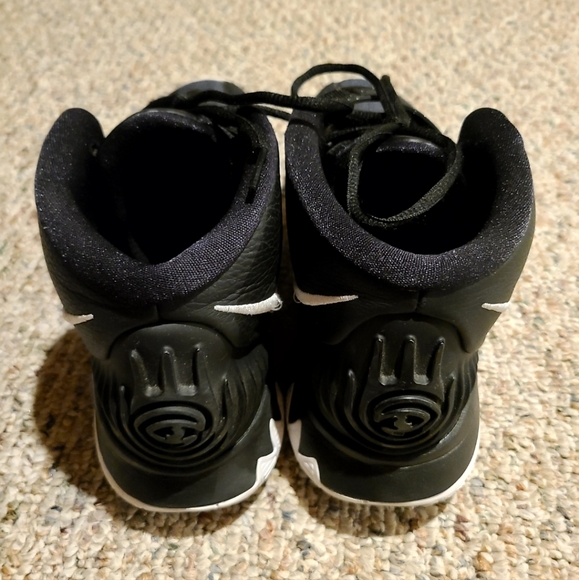 Kyries - Picture 4 of 4